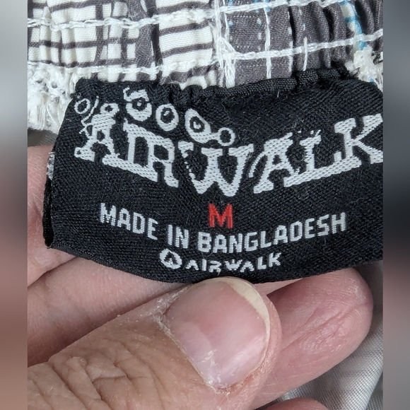 Airwalk Medium Board Shorts Super Condition Floral/Plaid Design - Picture 4 of 7